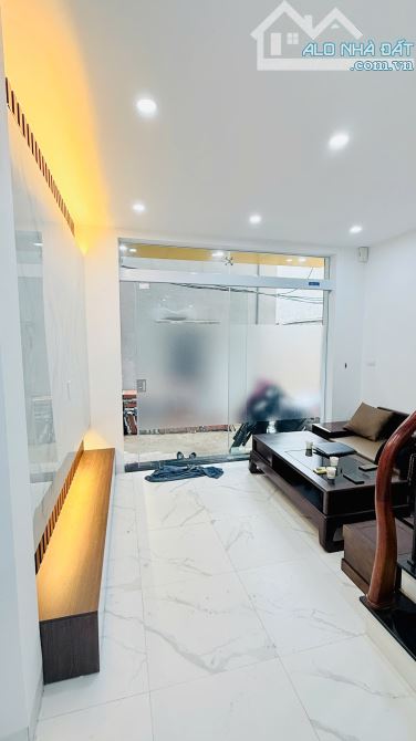 Nhà Mới Lô Góc 40m Vị Trí Đẹp Phố Bắc Cầu Bồ Đề - Giá Hơn 5Tỉ