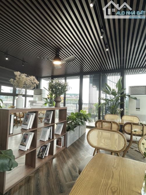 BÁN TÒA NHÀ VP 9T P. NGUYỄN VĂN CỪ, LONG BIÊN. THÔNG SÀN, DÒNG TIỀN. DT105x6.6m, 54 tỷ