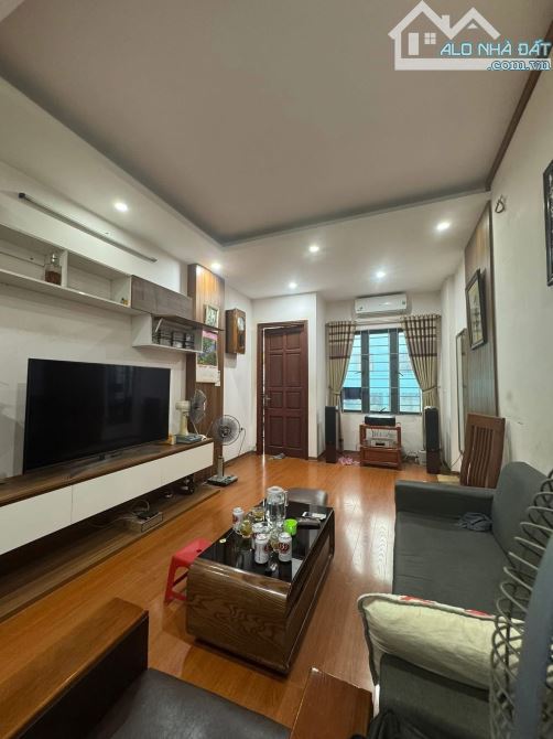 Phân lô oto Chùa Láng, cạnh hồ Láng, 2 thoáng, KCBT, cầu thang cuối 52m*5T