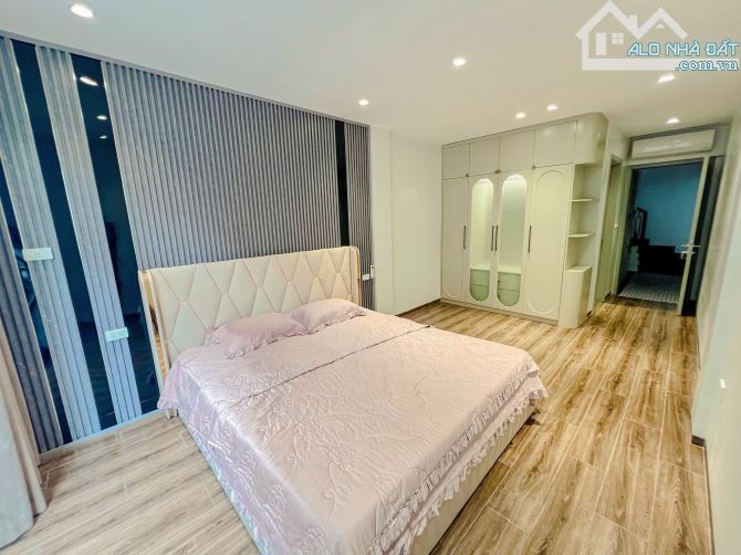 7T thang máy Hoàng Cầu, oto tránh đỗ, mới đẹp 2 thoáng, ở+cho thuê, sân riêng - 82m2