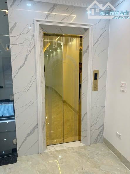 Bán nhà Nguyễn Văn Huyên Cầu Giấy 55m2, thang máy, 13 tỷ, 16 chỗ đón đầu ngõ.