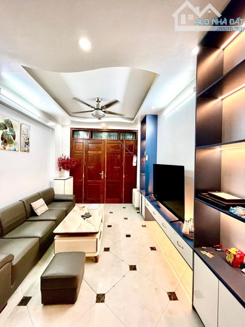 Bán nhà ngõ 219 Định Công Thượng, 35m2, xây 5 tầng, ô tô đỗ cửa, chủ cần bán gấp, giá 7,3