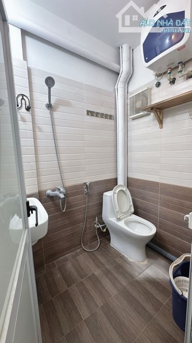 CHÙA VUA – TẬP THỂ TẦNG 2 – 80M² – 3 NGỦ – Ô TÔ ĐỖ CHÂN CẦU THANG – CHỈ 4.17 TỶ