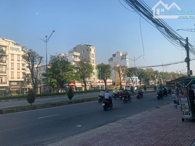 Bán nhà lô góc hai mặt tiền đường Trường Chinh, ngang 14m gần cầu Tham Lương, giáp Gò Vấp - 2