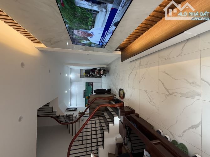 Nhà Mới Lô Góc 40m Vị Trí Đẹp Phố Bắc Cầu Bồ Đề - Giá Hơn 5Tỉ