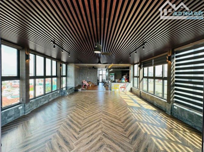 BÁN TÒA NHÀ VP 9T P. NGUYỄN VĂN CỪ, LONG BIÊN. THÔNG SÀN, DÒNG TIỀN. DT105x6.6m, 54 tỷ