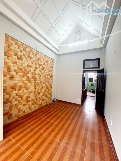 Cần bán căn nhà mặt ngõ thẳng tắp _ khu 279 Đội cấn _ Ba Đình Mặt ngõ + lô góc quá đẹp.