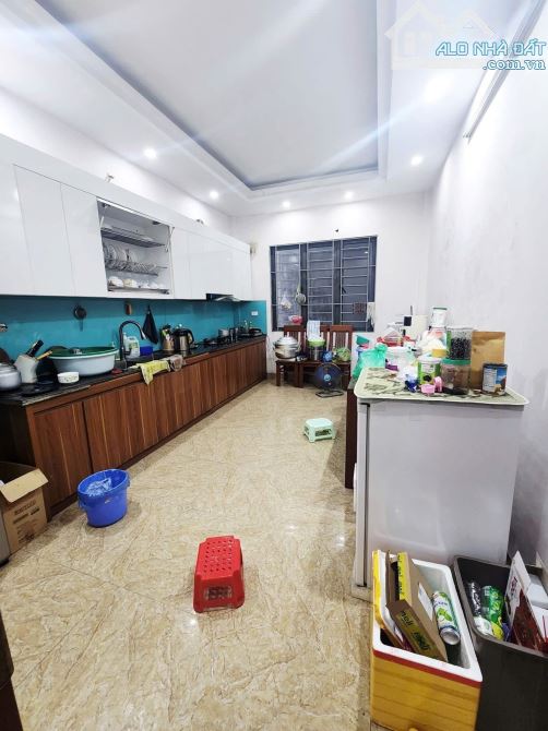 Phân lô oto Chùa Láng, cạnh hồ Láng, 2 thoáng, KCBT, cầu thang cuối 52m*5T