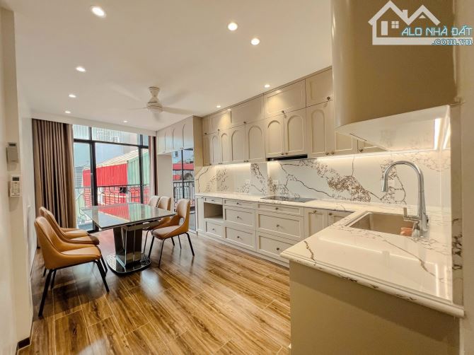 7T thang máy Hoàng Cầu, oto tránh đỗ, mới đẹp 2 thoáng, ở+cho thuê, sân riêng - 82m2