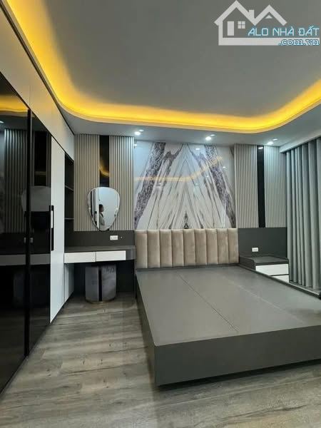 Bán nhà Nguyễn Văn Huyên Cầu Giấy 55m2, thang máy, 13 tỷ, 16 chỗ đón đầu ngõ.