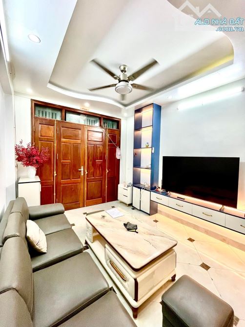 Bán nhà ngõ 219 Định Công Thượng, 35m2, xây 5 tầng, ô tô đỗ cửa, chủ cần bán gấp, giá 7,3