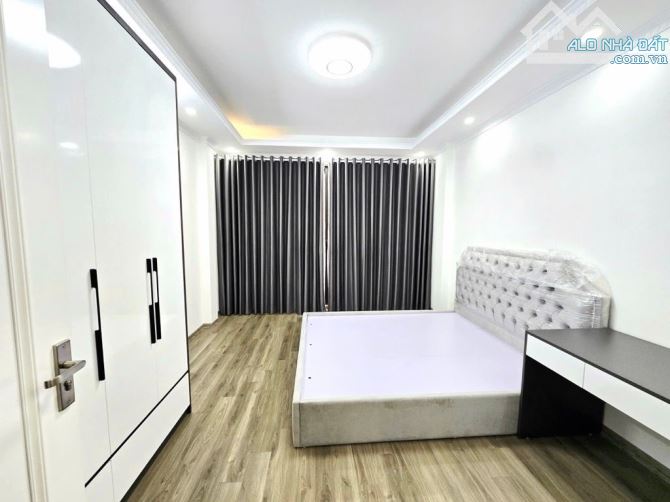 Nhà đẹp Trung Kính lớn 5T x 4pn full NT ở ngay. Ngõ rộng, nông gần chợ.