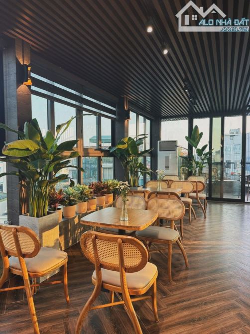 BÁN TÒA NHÀ VP 9T P. NGUYỄN VĂN CỪ, LONG BIÊN. THÔNG SÀN, DÒNG TIỀN. DT105x6.6m, 54 tỷ