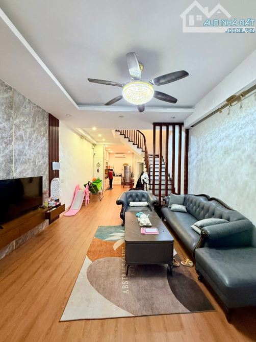 Hạ giá chào cần bán gấp nhà ngõ 61 phố LẠC TRUNG. 68M.5T. MT4,4M. Giá hơn 20 tỷ. Ô tô trán