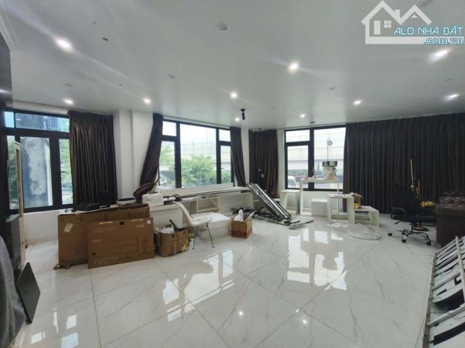 Bán gấp - Mặt phố Phạm Văn Đồng 70m2 - 6T thang máy - Vỉa hè - Giá chỉ 26.8 tỷ