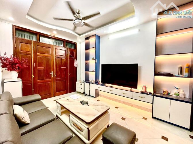 Bán nhà ngõ 219 Định Công Thượng, 35m2, xây 5 tầng, ô tô đỗ cửa, chủ cần bán gấp, giá 7,3