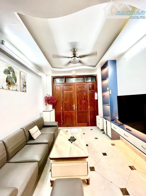 Bán nhà ngõ 219 Định Công Thượng, 35m2, xây 5 tầng, ô tô đỗ cửa, chủ cần bán gấp, giá 7,3