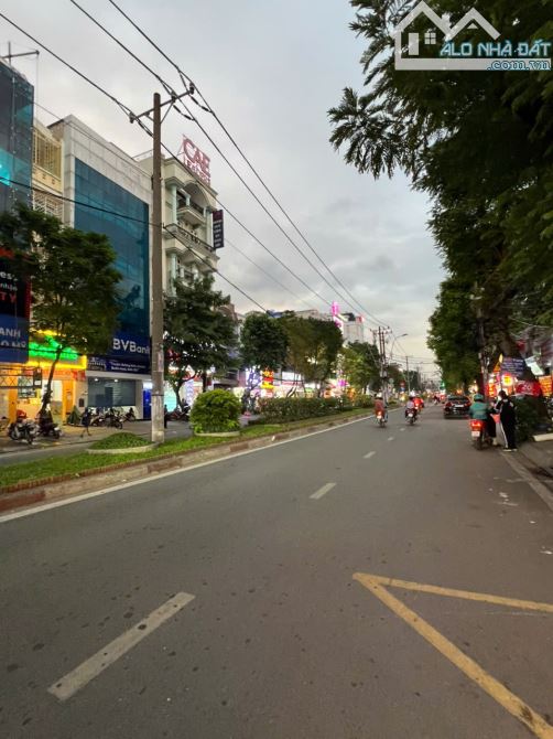 BÁN TÒA KHÁCH SẠN  BÀU CÁT, P.14, TÂN BÌNH  DT:8x18 KC: Hầm 9 Tầng 36 Phòng HĐT:200 Tr