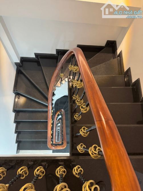 BÁN NHÀ PHÂN LÔ ĐỀN LỪ 2 – 60m² – 7 tầng – thang máy – 2 vỉa hè – đường ô tô tránh