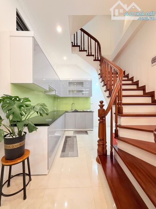 Bán Nhà đường Kim Ngưu 36M, 5 Tầng ô tô ngay cạnh nhà, ngõ rộng chỉ hơn 8 tỷ.