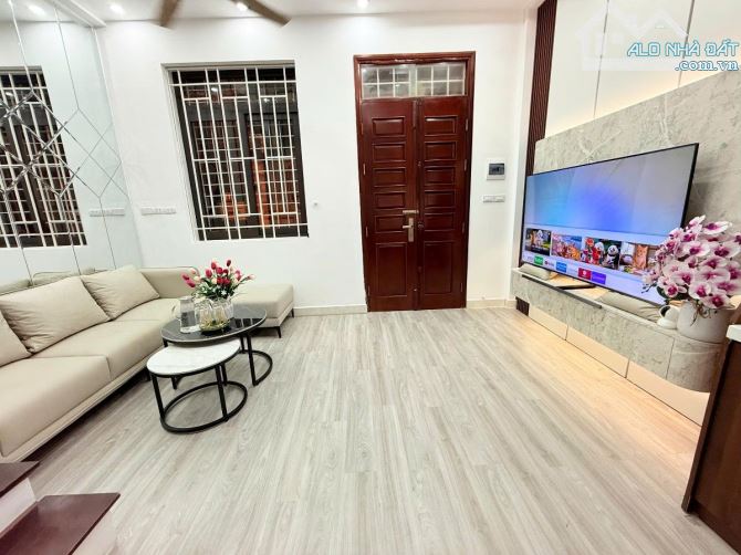 Võ Chí Công, Cầu Giấy 30m2x5T, MT 5.8m, ngõ thông, dân xây - 8.2 tỷ