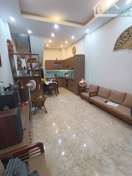 Hào Nam – Nhà đẹp khu quân đội, an ninh tuyệt đối Diện tích: 44m x 5t