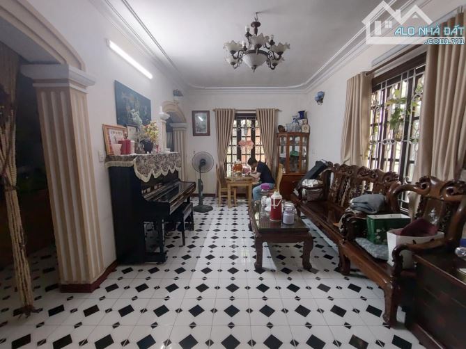 Biệt thự 3 tầng 3 mặt thoáng Cầu Giấy, xe lexus đỗ trước cửa