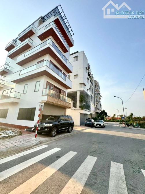 Đất TĐC Ngọc Thuỵ có 102, vỉa hè đường 13,5m - Dt 160m2 mt 9m hậu 9m