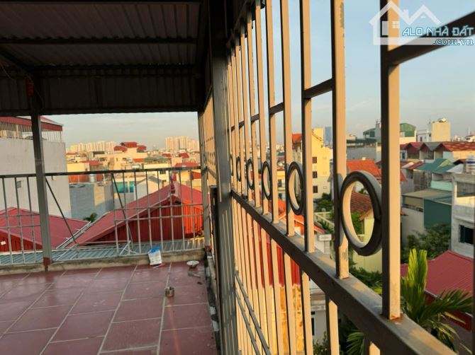 CC bán nhà riêng 5 tầng, 1tum, đơn lập, DT 30m2, sân 16m2 gần chợ Vân Canh (Miễn TG)