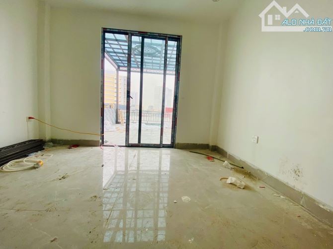 Mặt phố Thịnh Liệt, diện tích 40m, 6tầng TM. MT 3.5m. 22.8 tỷ Hoàng Mai