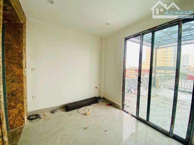 Mặt phố Thịnh Liệt, diện tích 40m, 6tầng TM. MT 3.5m. 22.8 tỷ Hoàng Mai