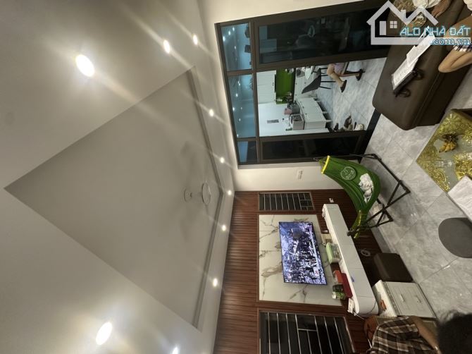 Nhà Hà Đông phố Lê Lợi , 13.2 tỷ, 47m2 x 5 tầng, MT 4,7m, ô tô tránh 20m, lắp thang máy.