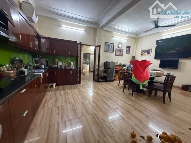 Bán nhà mặt phố Đại La,100m,4 tầng, mặt tiền rộng kinh doanh sầm uất, tiện di chuyển,35tỷ