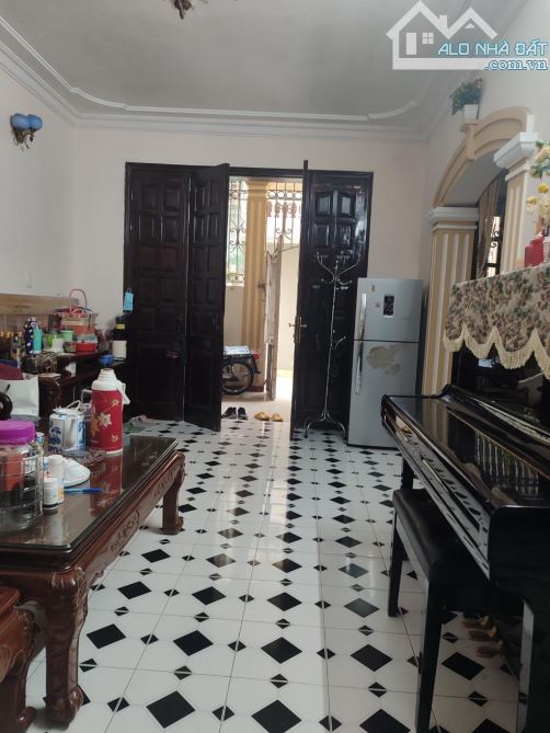 Biệt thự 3 tầng 3 mặt thoáng Cầu Giấy, xe lexus đỗ trước cửa