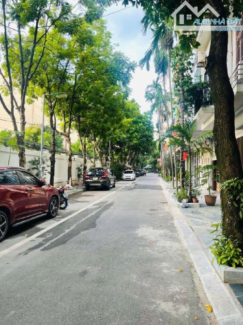 PHÂN LÔ 3 Ô TÔ TRÁNH - VIP NHẤT PHỐ GIANG VĂN MINH - VỈA HÈ - KINH DOANH - 60M - 5 TẦNG