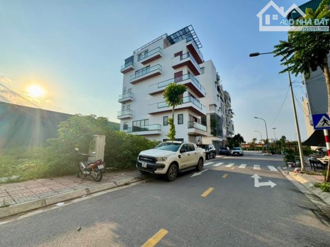 Đất TĐC Ngọc Thuỵ có 102, vỉa hè đường 13,5m - Dt 160m2 mt 9m hậu 9m