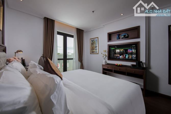 Cần bán nhà mặt phố KS Nguyễn Trường Tộ, DT 260m2x 16 tầng, MT 13m. Giá 240 tỷ