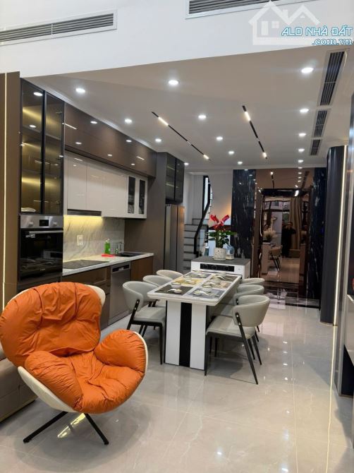 PHÂN LÔ! HƠN 15 TỶ- BÁN NHÀ HOÀNG VĂN THÁI – 47M2 – 5 TẦNG – Ô TÔ ĐỖ CỬA – Ô TÔ VÀO NHÀ –