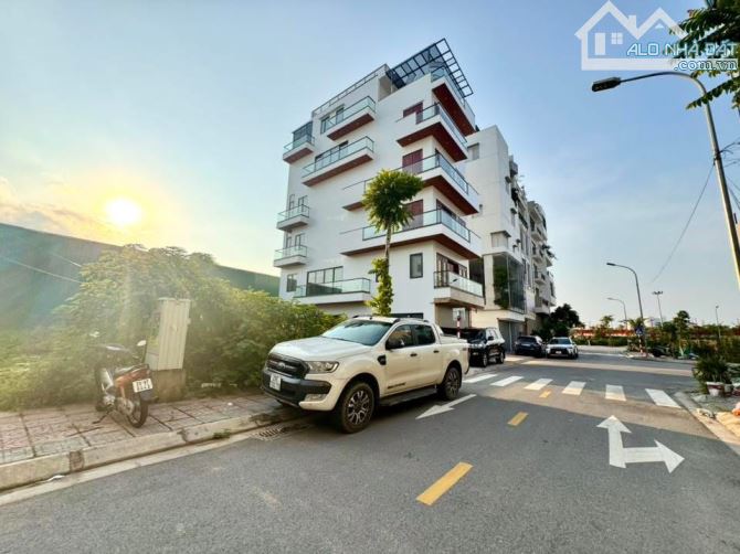 Đất TĐC Ngọc Thuỵ có 102, vỉa hè đường 13,5m - Dt 160m2 mt 9m hậu 9m