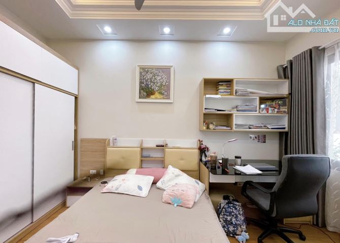 Bán nhà mặt ngõ Hoàng Quốc Việt, 81m2, 4 tầng, ô tô, hai mặt ngõ, 237 triệu/m2,19 TỶ