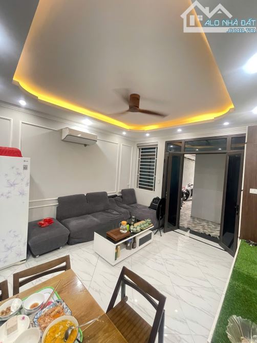 CC bán nhà riêng 5 tầng, 1tum, đơn lập, DT 30m2, sân 16m2 gần chợ Vân Canh (Miễn TG)