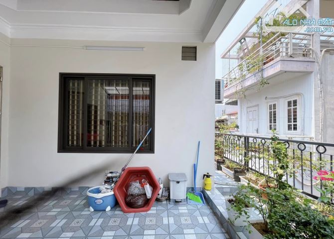 Bán nhà mặt ngõ Hoàng Quốc Việt, 81m2, 4 tầng, ô tô, hai mặt ngõ, 237 triệu/m2,19 TỶ