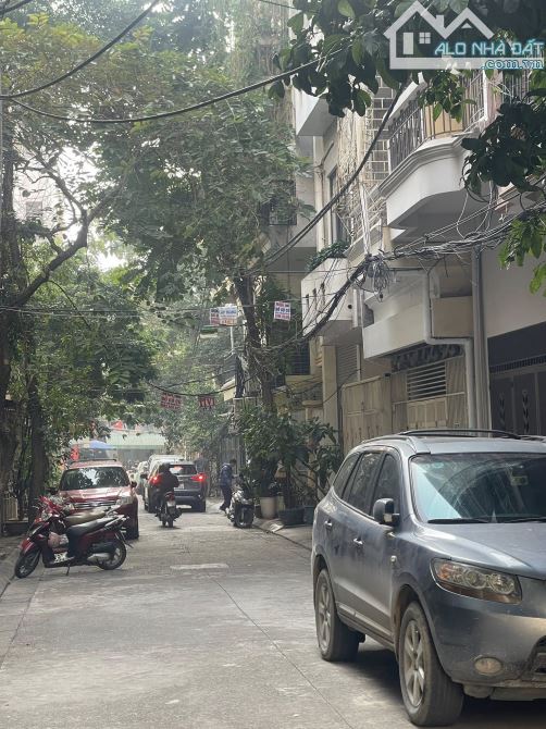 Bán nhà phân lô ngõ 61 Lạc Trung, DT 68m, 5 tầng, MT 4.4m, giá 25 tỷ, ngõ oto tránh.