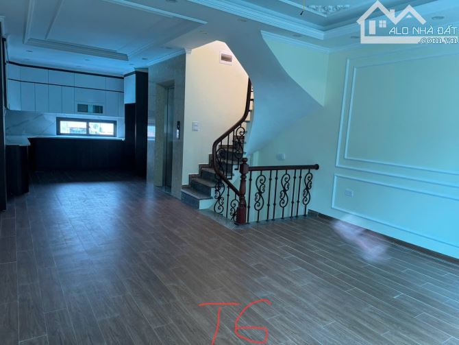 HIẾM NHÀ DOÃN KẾ THIỆN THÔNG SỐ VÀNG, OTO 50M2 7 TẦNG THANG MÁY GIÁ CHỈ 18.5 TỶ.