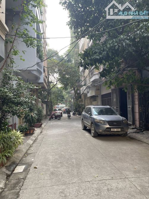 Bán nhà phân lô ngõ 61 Lạc Trung, DT 68m, 5 tầng, MT 4.4m, giá 25 tỷ, ngõ oto tránh.