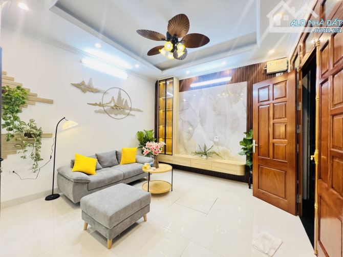 Bán Nhà đường Kim Ngưu 36M, 5 Tầng ô tô ngay cạnh nhà, ngõ rộng chỉ hơn 8 tỷ.