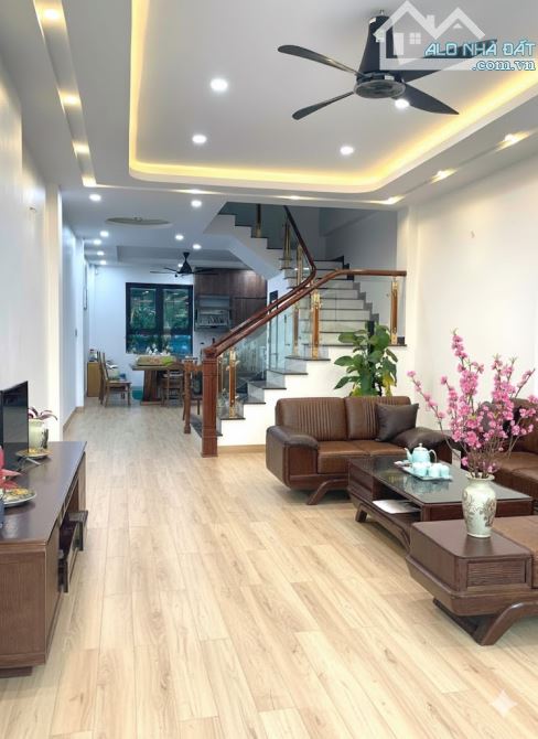 BÁN NHÀ THÁI HÀ - KHU PHÂN LÔ - ÔTÔ ĐỖ CỬA - 40M2 - 5 TẦNG - GIÁ CHÀO 9,25 TỶ