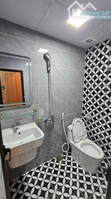 SIÊU PHẨM TÒA CHDV 8 TẦNG 1 HẦM - 24 PHÒNG 1 SÀN KINH DOANH - PHÂN LÔ VỈA HÈ Ô TÔ TRÁNH