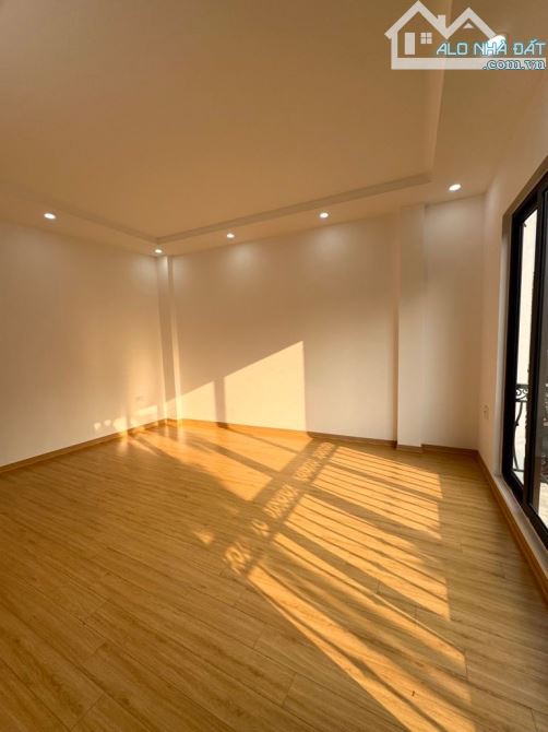 Nhanh còn các bác . Nhà mới đẹp . Oto đỗ thiết bị châu âu . Diên tích 36m giá 8, 9 tỷ .