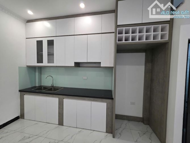 Nhà đẹp Ngọc Thuỵ, diện tích 36m², vị trí trung tâm thuận tiện đủ đường.